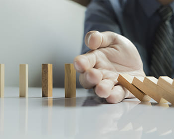 Consulente ISO durante una riunione operativa